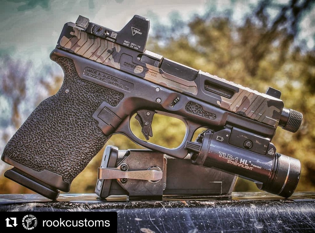 theneomag's tweet photo. @rogue_texan1 - 
Main Squeeze

-
-
#glock #amazing #firearm #instapic #rookcustom #pistol #police #military #dynamicweaponsolutions #igmilitia #neomag #sswsd #mygirlsmovingin #yaneedtogo #startthemoisterizing #pewpew #pewpewlife #molonlabe #shoot #badass #guns #gunsofinstagram https://t.co/VdF9AJWibJ