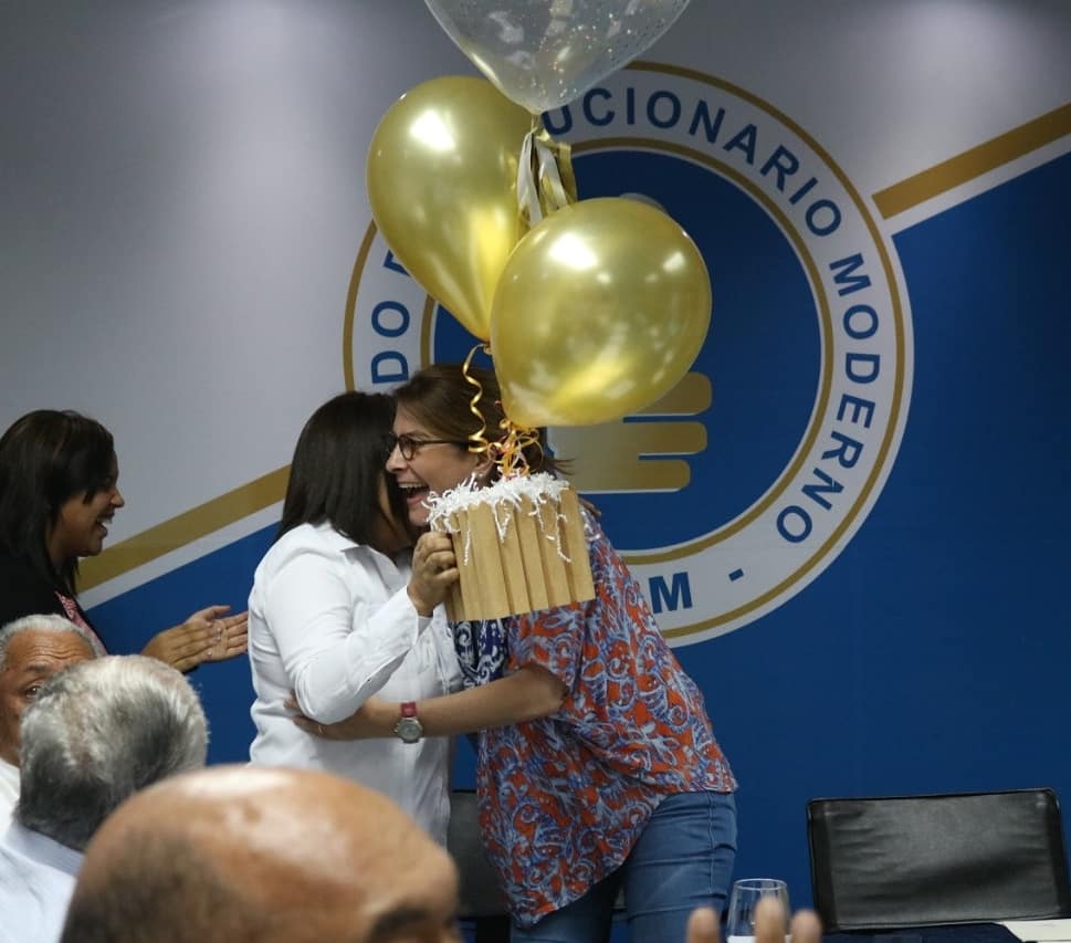 PRM_Oficial's tweet photo. Así sorprendimos hoy a nuestra Secretaria General @CarolinaMejiaG en medio de la reunión de la Dirección Ejecutiva en nuestra Casa Nacional, con motivo de su cumpleaños este próximo jueves. 

¡Bendiciones de toda esta familia perremeísta!

#CarolinaMejia #FelizCumpleaños #HBD https://t.co/BolUrlFxds