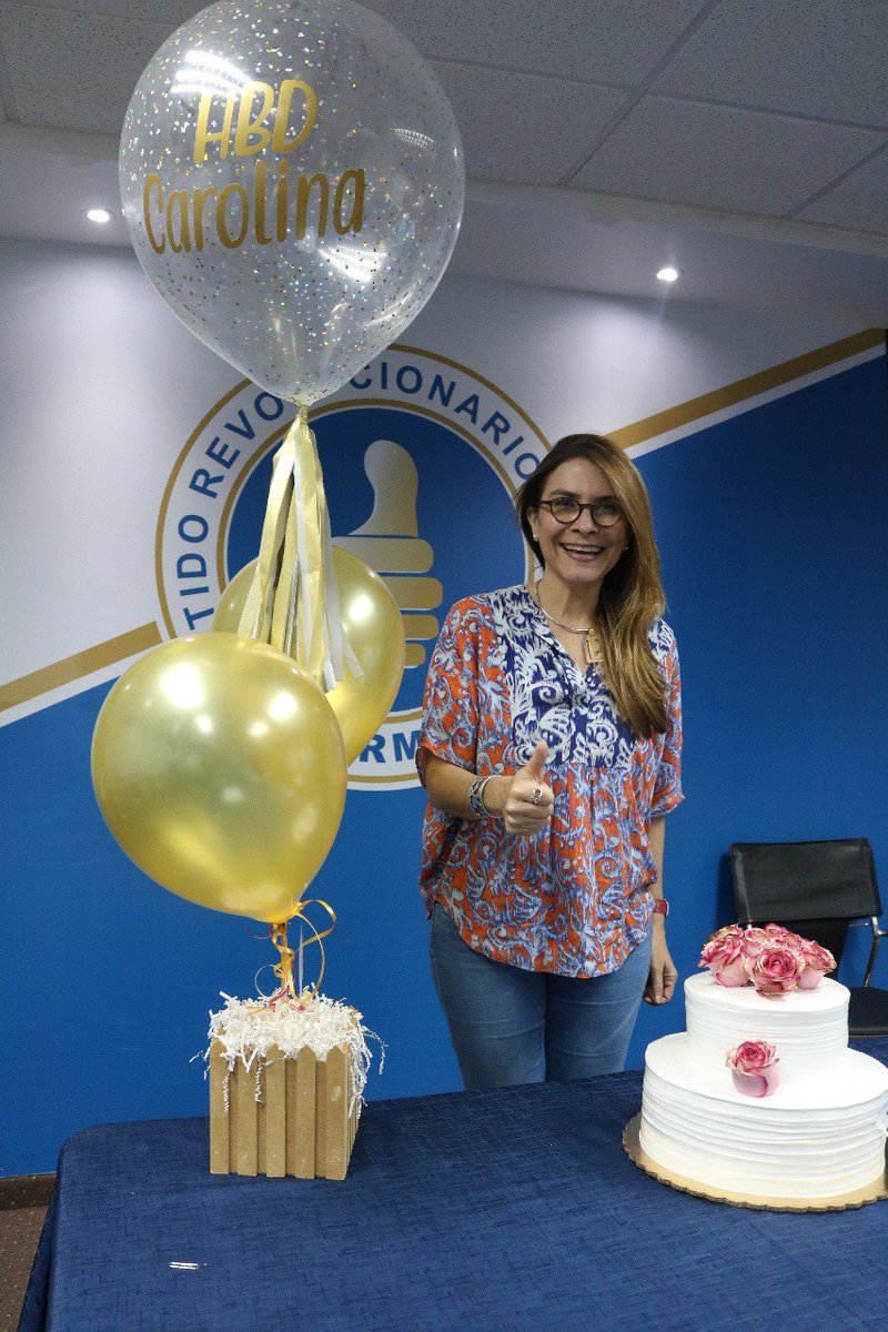PRM_Oficial's tweet photo. Así sorprendimos hoy a nuestra Secretaria General @CarolinaMejiaG en medio de la reunión de la Dirección Ejecutiva en nuestra Casa Nacional, con motivo de su cumpleaños este próximo jueves. 

¡Bendiciones de toda esta familia perremeísta!

#CarolinaMejia #FelizCumpleaños #HBD https://t.co/BolUrlFxds