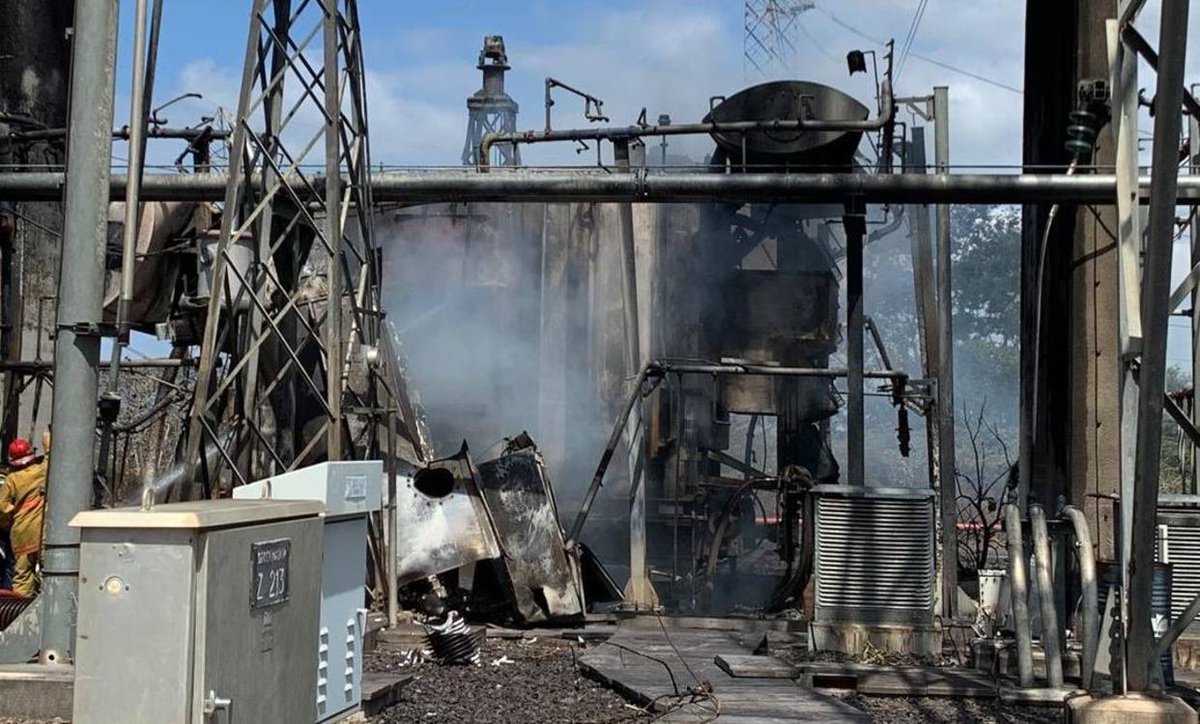 ElNacionalWeb's tweet photo. [EXCLUSIVA] Explosión de autotransformador en Guri provocó la pérdida de $ 5 millones | Por: @adrianakfv https://t.co/LUW9Zyq9dy  https://t.co/BWogZmU0D3