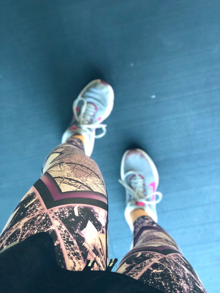 mjbenitezr's tweet photo. Bueno, solo porque ya pague esta cosa y porque necesitaba despegarme de la compu una hora. πͺπΌ #FemmeFit #BootyDay #BootyBootCamp https://t.co/Y2fgyy9TUx