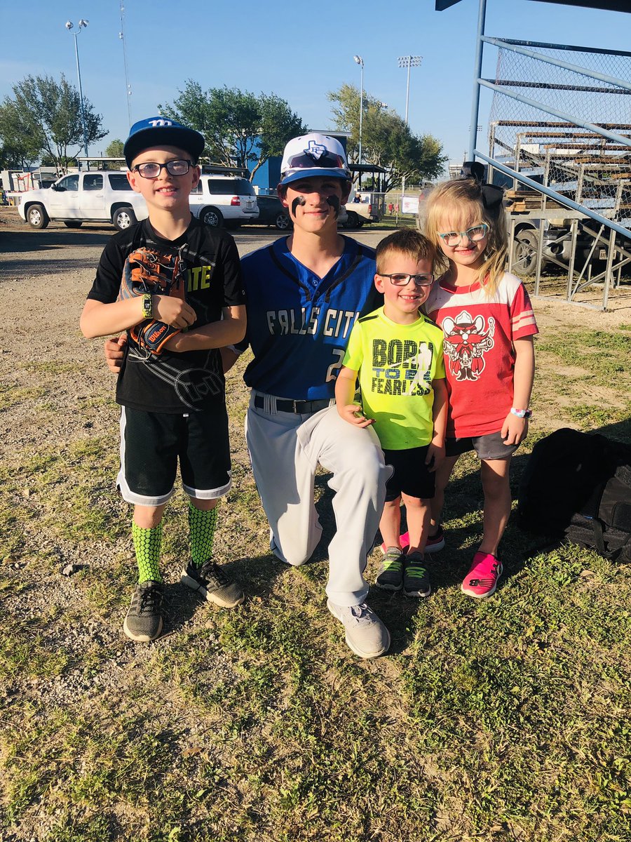 dizzy_lizzy_bee's tweet photo. Beaver baseball tonight!! Love u #2! Such an athlete and gentleman! #jd #beaverball #raisedright #familyfun @JDSartwelle3 https://t.co/SI6Lk9Geqq
