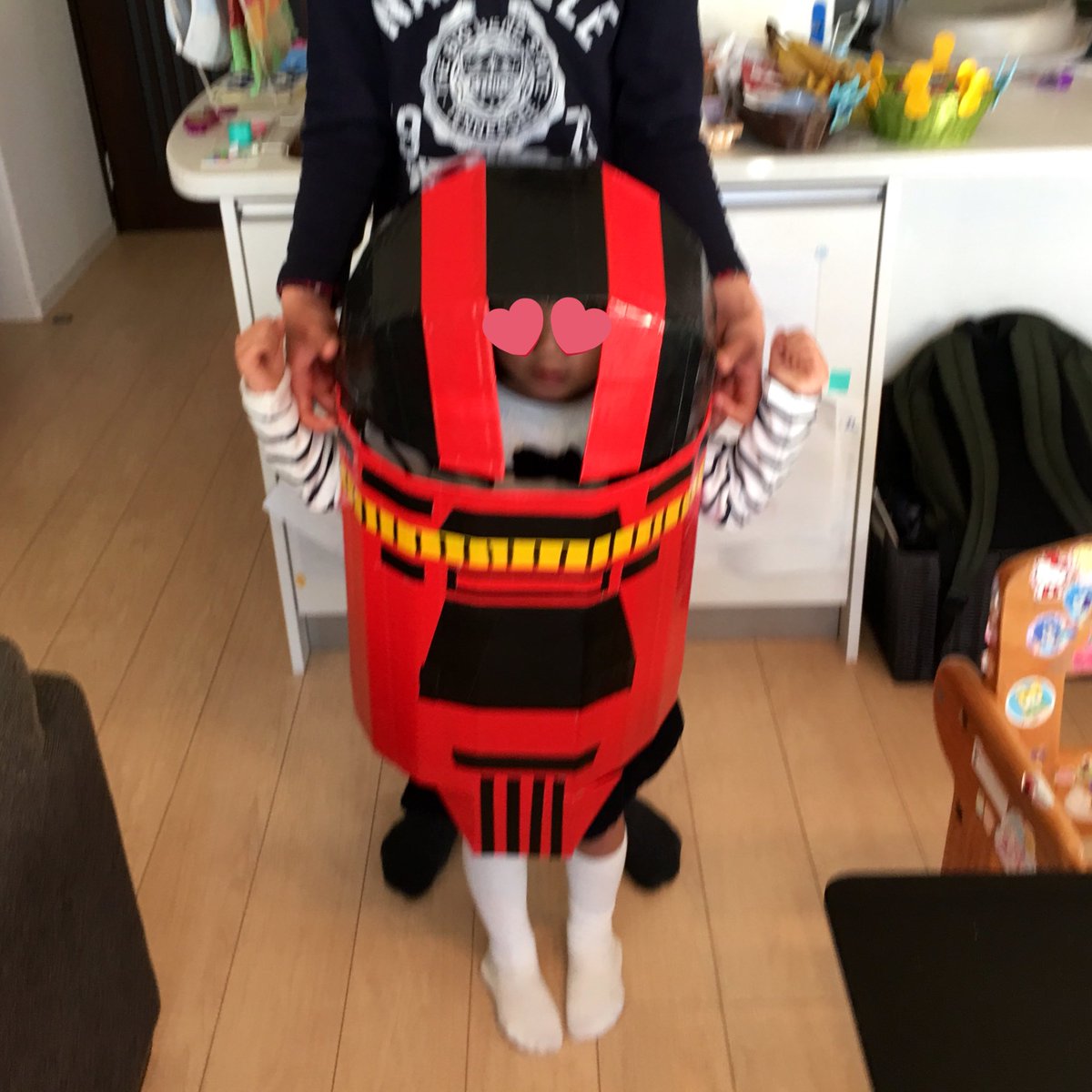 travis37564's tweet photo. #娘ちゃんアナライザー ⑦
2018/12/31昼、股にパーツを追加して、100均の赤黒黄テープでカラーリング！定規は使わず勢いで貼っていく。
頭部と胴体部を合体させて... アナライザーっぽくなってきたかな？
#ヤマトOUT p164 ❻ https://t.co/I5YYf63yDN