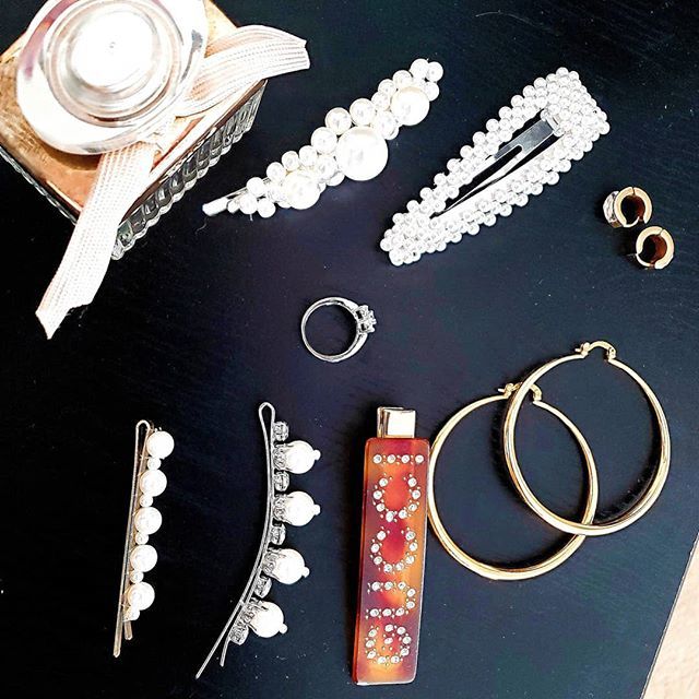fashionhedgecom's tweet photo. When it comes to hair accessories, my motto is gobig or go home... #hairbarrettes #tablefine #hairaccessories #pearlbarrette #guccibarrette #chloe #goldhoops #fashionista #minimalistlife #fashion #trending #instajewelry #instagram #EthicalFashion #slowfa… https://t.co/lxDuIrhyn7 https://t.co/Qq23xMT6SF