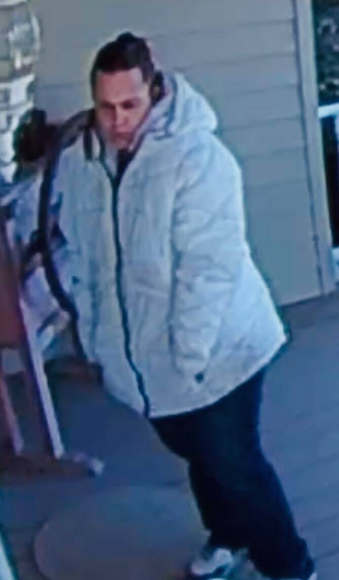 wxyzdetroit's tweet image. Police would like some help locating these two suspects for questioning in an Erie Township home invasion. 

The two are believed to live in the Toledo, Ohio area. 

More info: wxyz.com/news/deputies-…