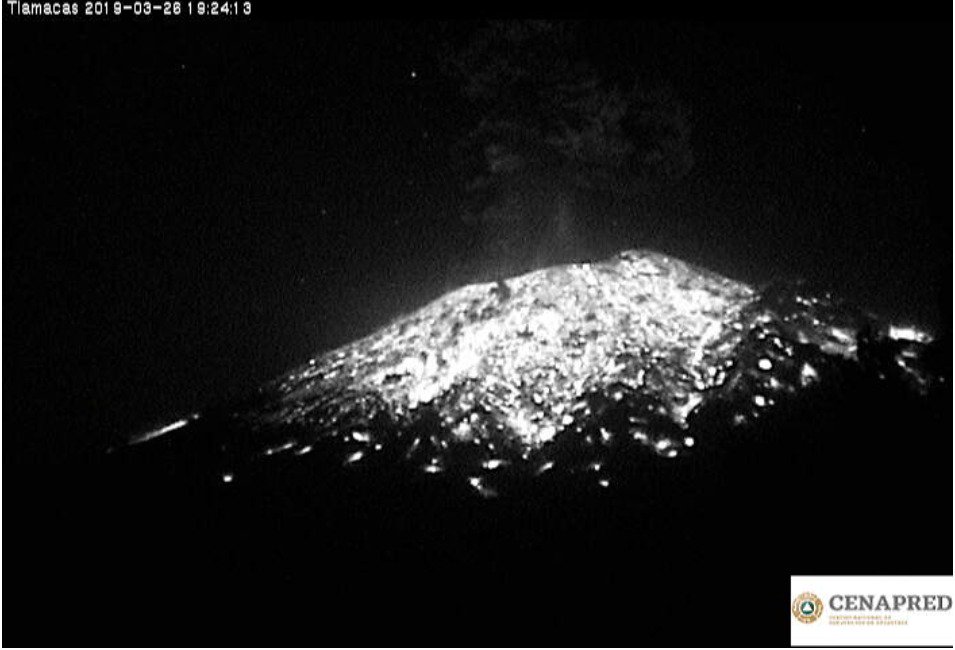 PCGobPue's tweet photo. 19:24 h Explosión con lanzamiento de material incandescente y emisión de ceniza del volcán #Popocatépetl con dispersión hacia el Sureste de Puebla. Tlamacas #CENAPRED https://t.co/VWmFR1adwL