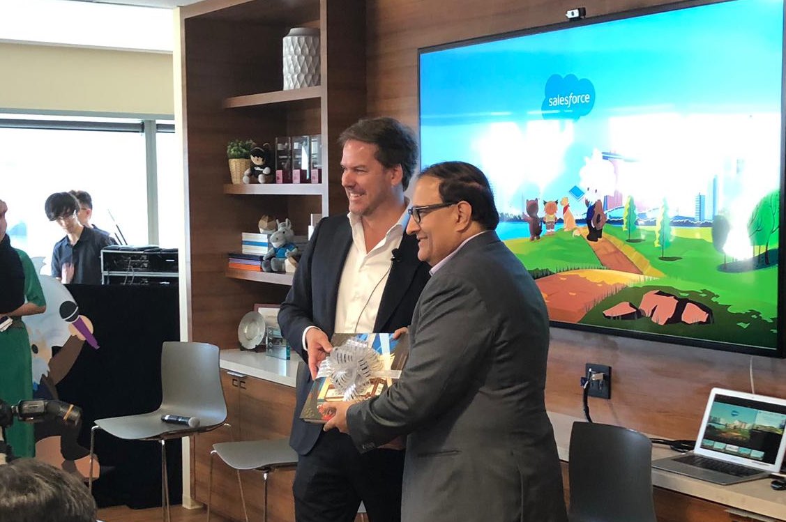 It’s an honour to have Minister S. Iswaran @SingaporeMCI join us in Singapore for our Salesforce Asia Research Launch. <a href="/RichardSocher/">Richard Socher</a> <a href="/rtaal/">Renzo Taal</a>