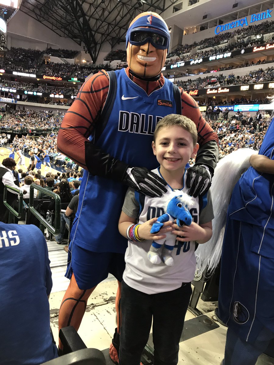 ScottyKOnair's tweet photo. This kid having a blast with the @dallasmavs @dallasmavschamp #MavsMan @swish41 @luka7doncic @mcuban https://t.co/1uDnhyEgtM
