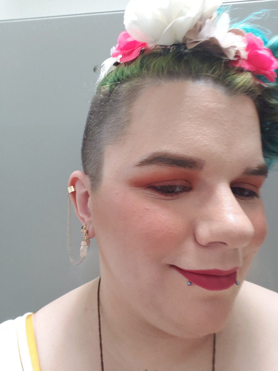 goatdadjaxx's tweet photo. Was feeling soft bohemian/flower vibes today. Really happy with how it came out~~~ #nonbinarybeauty #queersoftwitter #feelingmyself https://t.co/gv0NHKWTIC