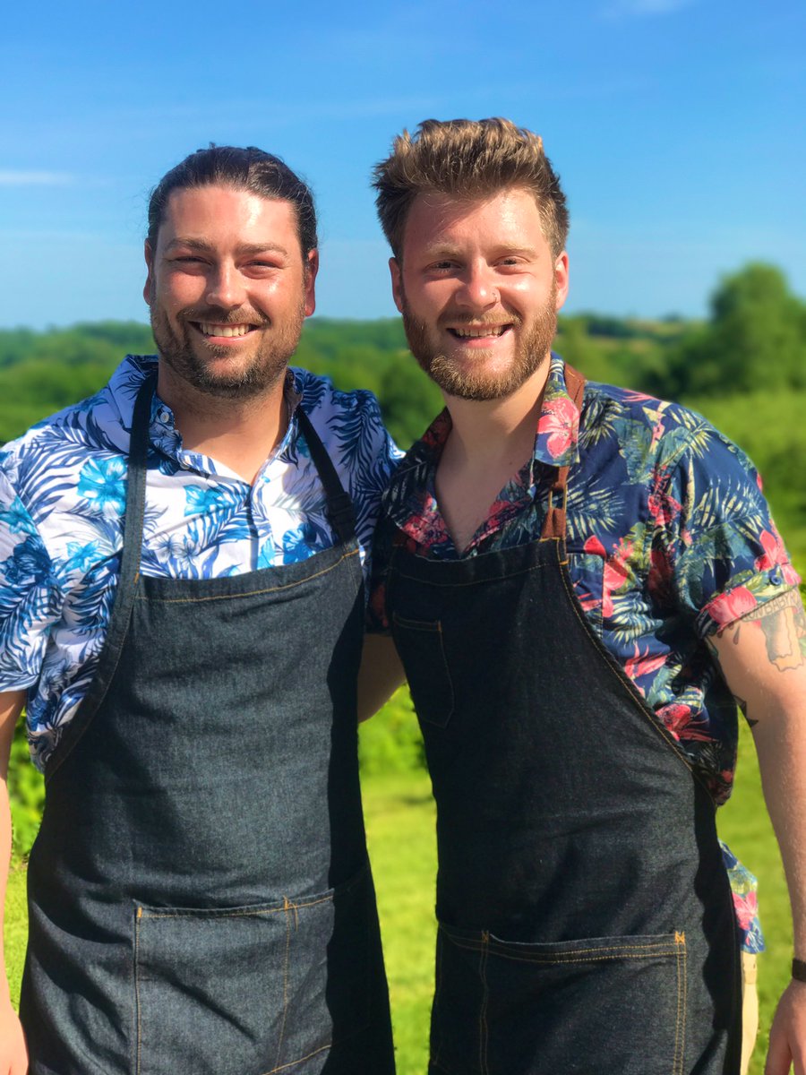 Hawaiian shirt on ✅ 
Ready for summer ☀️🌺