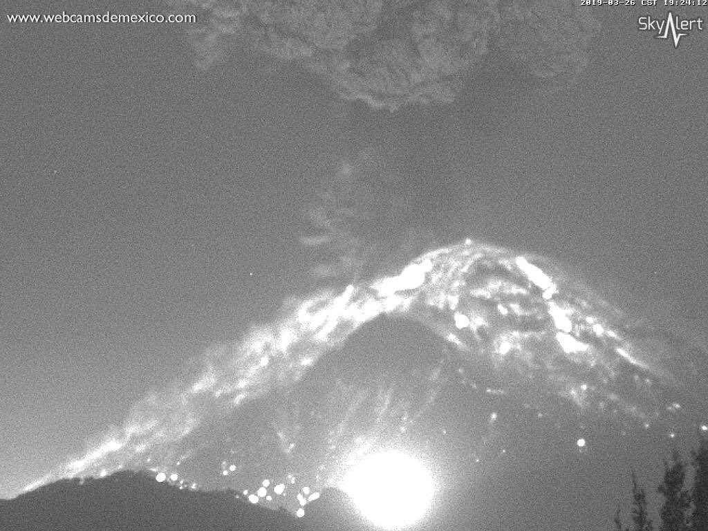 SkyAlertMx's tweet photo. Fuerte explosión del #Popocatépetl 19:23 h.
Fragmentos incandescentes cubren el cono volcánico.
De nuevo fue escuchada la explosión en comunidades cercanas. https://t.co/OnlJ895jXX