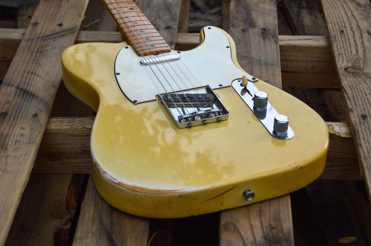 We love the rich buttery shade of blonde on this ‘69 Tele, one of the latest additions to our vintage collection 🤤 #teletuesday #fender #telecaster #vintage #antiquewhite #agedfinish #vintageguitars #newinstore