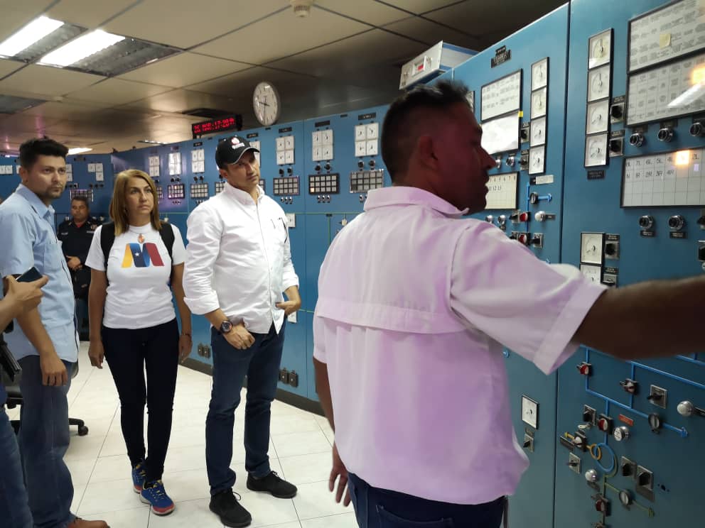 josemvasquez's tweet photo. Sub estación San Gerónimo activada, luego del incendio perpetrado por criminales en el patio del Guri, sacó del sistema de distribución a prácticamente a todo el país. Los trabajadores del SEN siguen en labores para entrar en la fase de estabilidad. Para ayudar ahorremos energía. https://t.co/e4jxqMGN9V