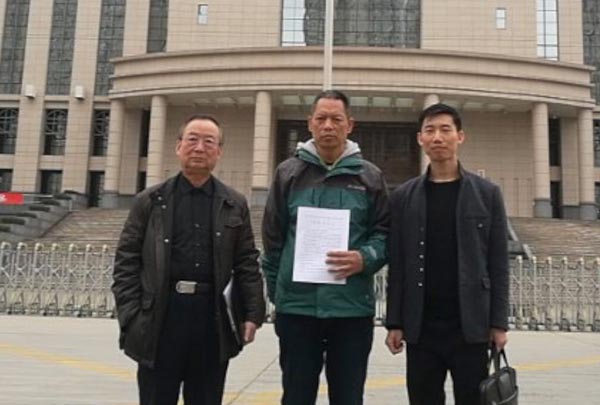 西安男子王华州入狱20年被判无罪:都麻木了想找个地方哭
3月22日，曾经的“杀人犯”王华州在西安中院拿到自己的无罪判决书后，只想找个没人的地方哭一场。1990年5月5日，西安市莲湖区23岁女工史某在宿舍被杀，30岁的王华州被认定为凶手，最后被判处死缓，20年后被释放。24fa.com/mn64209c62.aspx