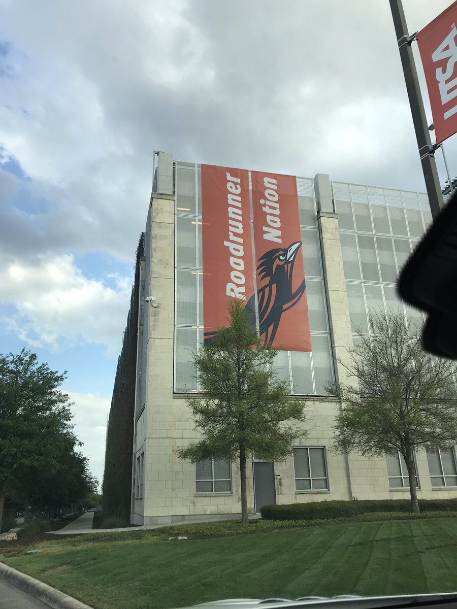 lilycompany's tweet photo. Thankful for these men! @alamocitybetas We need more men to get behind the cause &amp; I’m proud of these guys. It was an honor to have our founder @healingtheexploited share her story @UTSA &amp; what is behind the demand in trafficking. #stopdemand #utsa #pornharms #speakup https://t.co/rLbXXaWL67