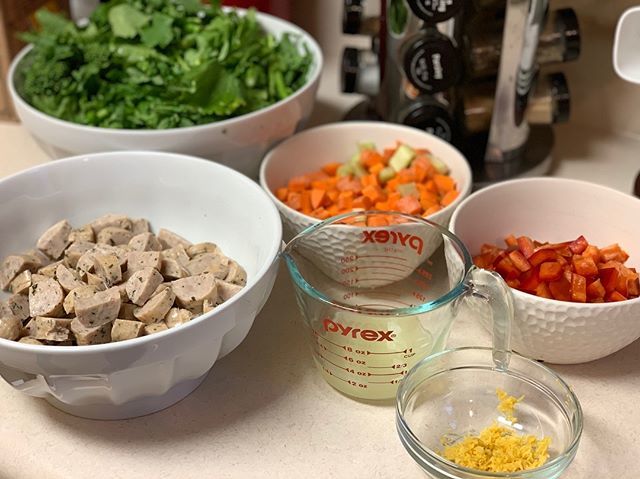 mitchthetenor's tweet photo. Broccoli rabe, basil &amp; cracked pepper chicken sausage, lemon zest &amp; juice, Mise en place, red peppers, and onions carmelizing in the pan (off screen), and white wine combine in an amazing pasta dish from Rachel Ray of @foodnetwork fame #food #foodporn #f… https://t.co/U5fmihAFHa https://t.co/c10zoHo1jP