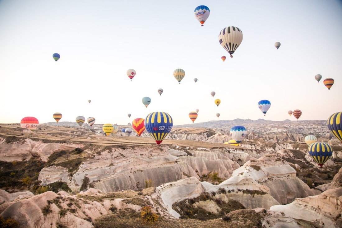 HavClothWilTrav's tweet photo. Roughly 100 hot air balloons take to the skies every morning (weather permitting) in #Cappadocia, Turkey. It's incredible! This #blog post is sharing my experience riding with #ButterflyBalloons // https://t.co/o1RFeUUGWf  @BBlogRT @LovingBlogs #travel #hotairballoons #turkey https://t.co/vAnqJzn10s