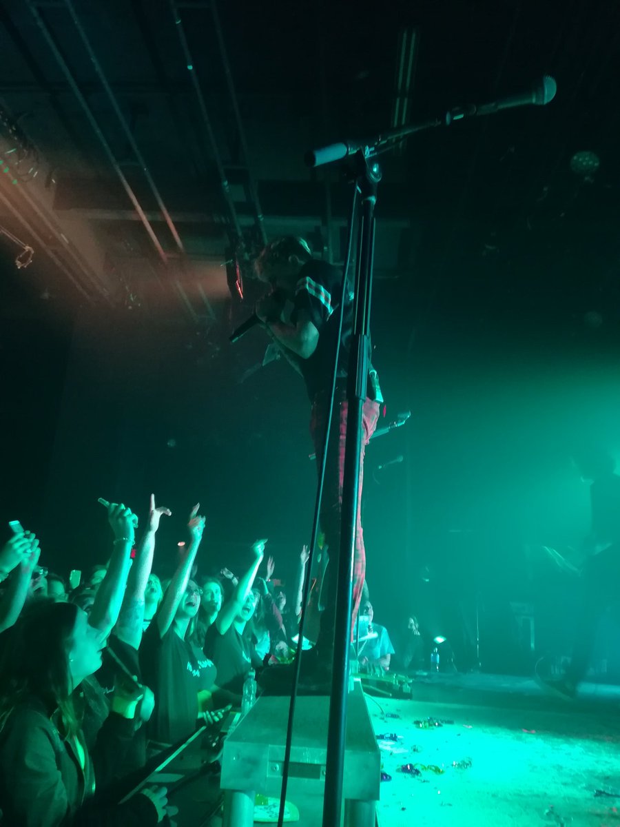 Cricri261's tweet photo. This band don't need a bungalow and a house key because they are naturally born on stage. The stage IS their house!! Be careful though because they have a tendency to put the fire in the place! 🔥🔥😁
🤘🎶 @ScottHelman @dylanburrett #Montreal #lastral #bestshowever https://t.co/juNWgnpOXo