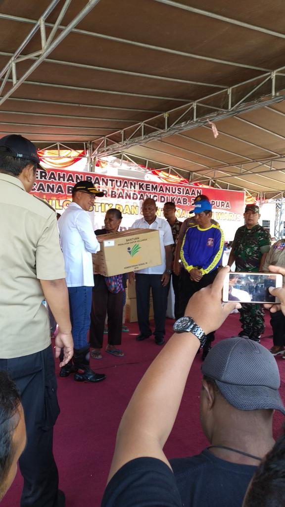 KemensosRI's tweet photo. Pagi ini Mensos @agusgumiwangK serahkan bantuan kepada korban bencana banjir Sentani di halaman Kantor Bupati Jayapura, Rabu (27/03) #penangananbencana #bencanaalam #banjir #sentani #sentanipulih https://t.co/uFqfOEZHxR
