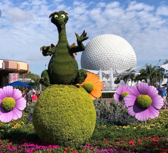 Tflood1113's tweet photo. Like backstage Disney is not enough, @diamondresorts 💎owners and future owners got a special visit from #ScubaMickey while enjoying an exclusive private dining experience at @EpcotCentre Food and Garden Festival through #Eventsofalifetime 
#Thinkthatwasplanned ❓🤔
#Toocool 😎 https://t.co/YVYnrBkBFh