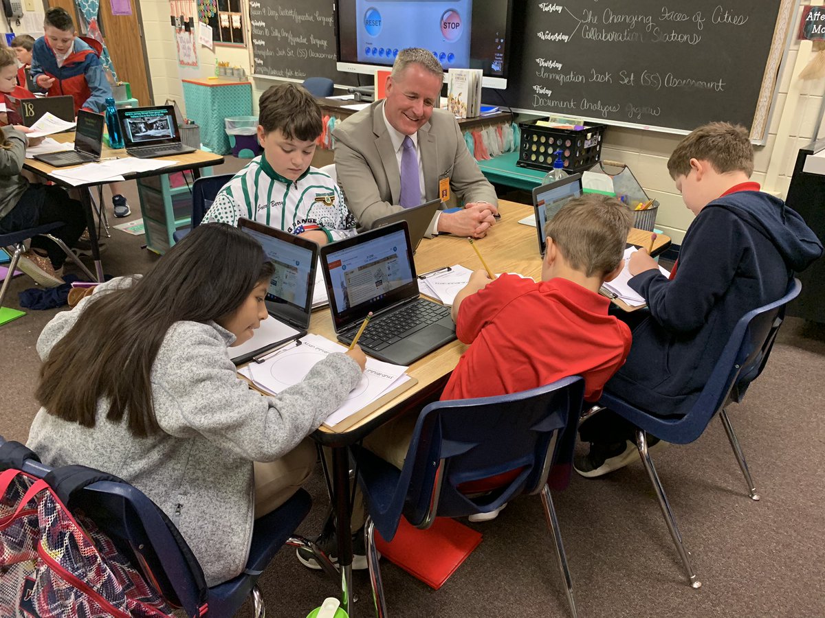 lsebren16's tweet photo. Supt Corley joined our class for today’s Social Studies Collaboration Stations. Needless to say, lots of fun was had while working towards mastery of essential content standards. 
#DeSotoServes  #servantleadership https://t.co/vGdubpJP7M