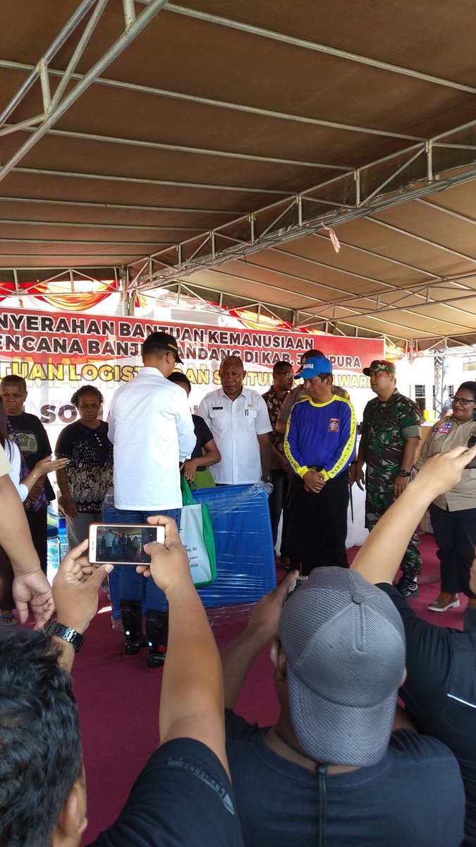 KemensosRI's tweet photo. Pagi ini Mensos @agusgumiwangK serahkan bantuan kepada korban bencana banjir Sentani di halaman Kantor Bupati Jayapura, Rabu (27/03) #penangananbencana #bencanaalam #banjir #sentani #sentanipulih https://t.co/uFqfOEZHxR