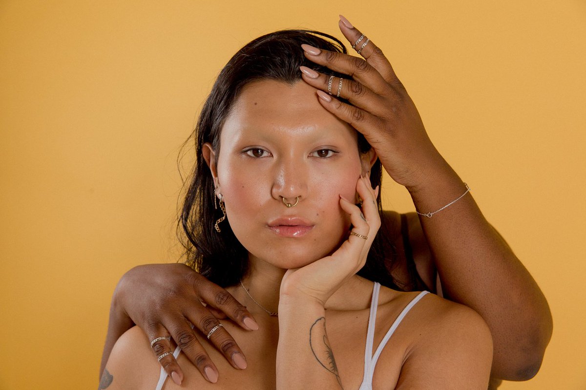 uppermetalclass's tweet image. Beautiful photos shot by @evanjamesatwood for the new Kindred Collection - A new spin on a classic chain design. Sculpted shapes, movement and links that symbolize connection, togetherness, and unity.