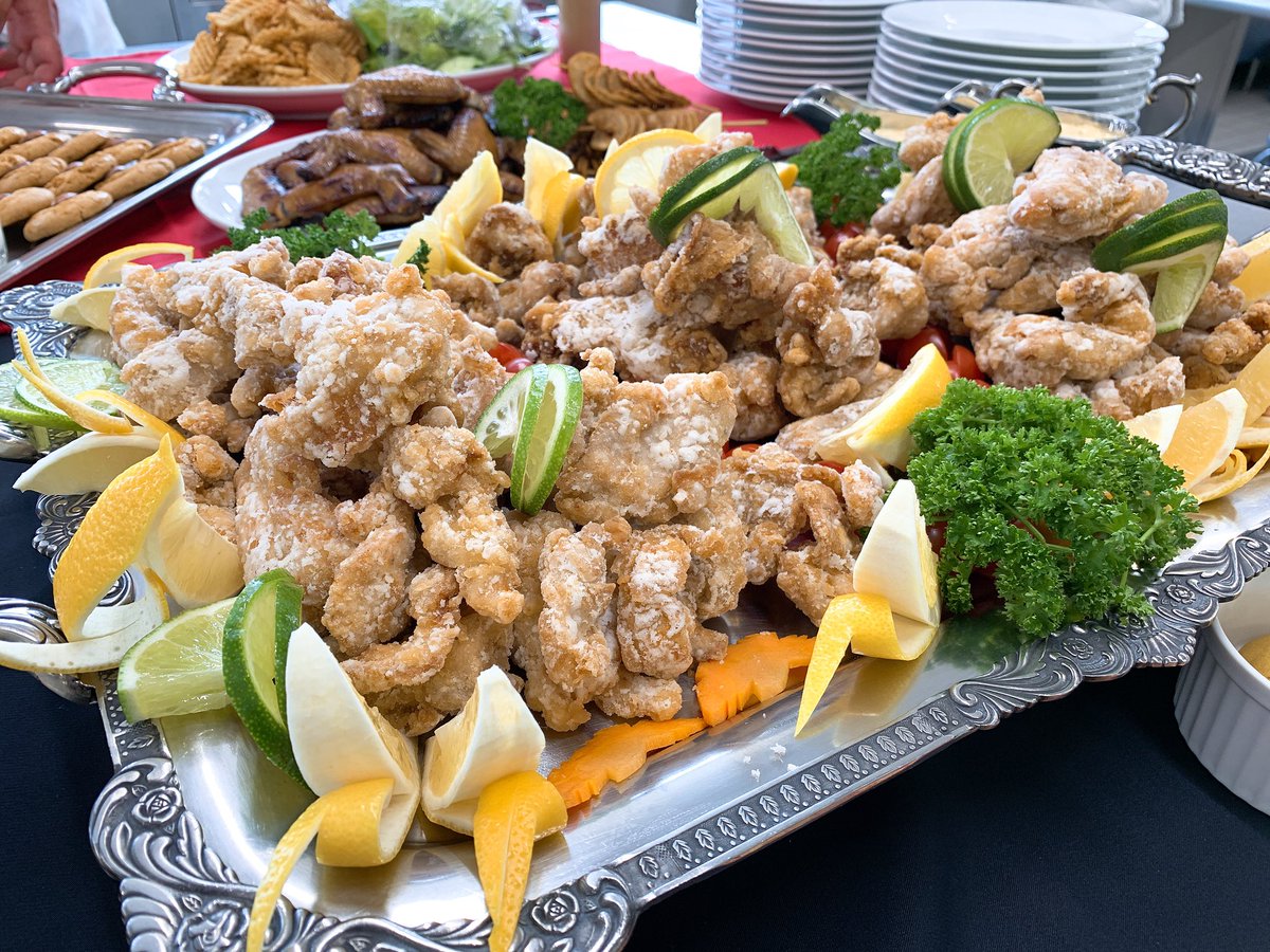 東日本調理師専門学校 本日は唐揚げフェスということで 軟炸子鶏 唐揚げ の調理体験をしてもらいました レモンの飾り切りも参加した人たち作です