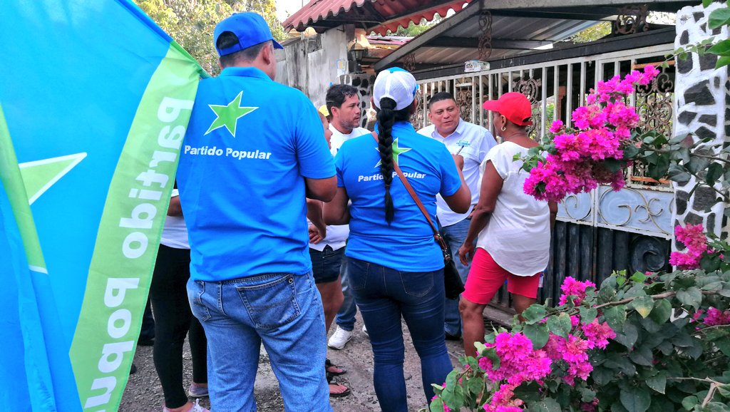 ErickArraijan13's tweet photo. Llevamos un mensaje de esperanza a la comunidad de El Toro en #Burunga, nuestra nómina de trabajo es una realidad. Mily Palma y Erick Villarreal. #Arraiján #Veracruz #SantaClara #CerroSilvestre #JuanDemóstenesArosemena #NuevoEmperador  #GenteBuenaParaArraiján #VistaAlegre https://t.co/anOdsDMaLC