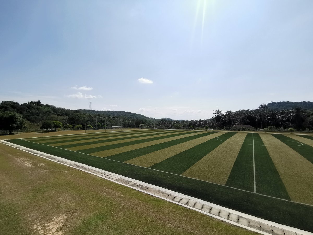 Aweeff's tweet photo. Cantik padang bola sintetik kat Melaka ni. https://t.co/bfmoqKqTta