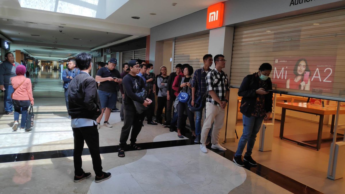 Xiaomi_MiStore's tweet photo. Laporan pandangan mata di Authorized Mi Store Summarecon Serpong dan Pondok Indah Mal.

#RedmiNote7 #48MPbuatkamu #mendingresMI https://t.co/TagNJcN1yz