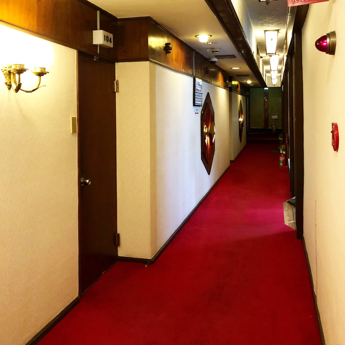 ホテル千扇 公式 廊下 赤絨毯 素敵だと思います ホテル千扇 赤絨毯 インスタ映え