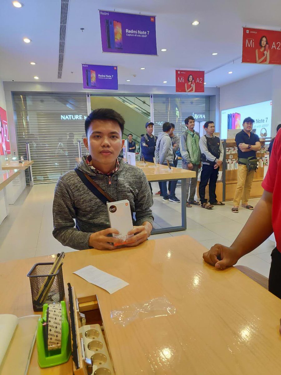 XiaomiIndonesia's tweet photo. Di Mi Store Summarecon Serpong udah ada yang dapet Redmi Note 7 nih.. selamat ya 👍

#RedmiNote7 #48MPbuatkamu #mendingresMI https://t.co/HUVpPvw3fi