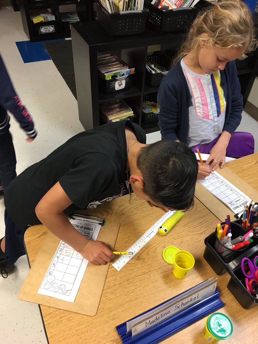 mscollinsroom's tweet image. Slithering fun with measurement today! 🐍 #weluvmath #chcolts
