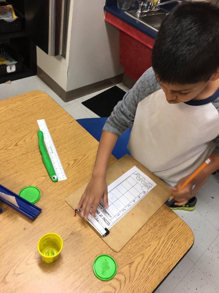 mscollinsroom's tweet image. Slithering fun with measurement today! 🐍 #weluvmath #chcolts