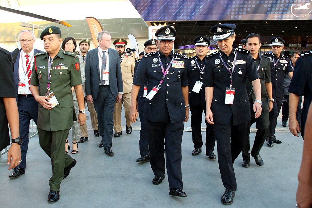 Menghadiri perasmian <a href="/LimaExhibition/">#LIMA21</a> oleh YAB <a href="/chedetofficial/">Dr Mahathir Mohamad</a> bersama delegasi <a href="/PDRMsia/">Polis Diraja M'sia</a> dan <a href="/KDNPUTRAJAYA/">KDN🇲🇾</a> di MIEC Pulau Langkawi semalam. #LIMA19 #LebihHebat