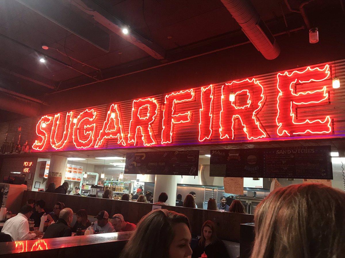 heling_nicole's tweet photo. Photo 6: Dinner and a late night walk tonight to get over to the arch 🥩🥗🍻+ 🚶🏼‍♀️#prep19 #Prep19Photos https://t.co/Zj8KtqnFUA