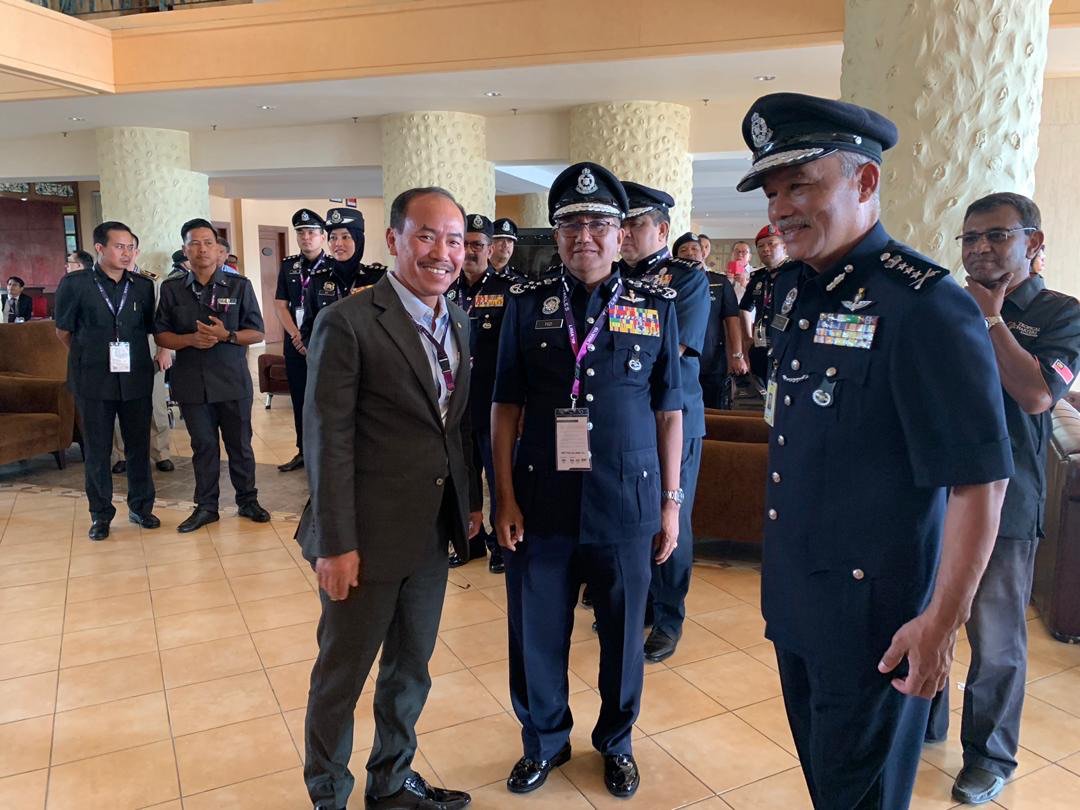 Jadual hari kedua di <a href="/LimaExhibition/">#LIMA21</a> diteruskan dengan mengiringi YAB <a href="/chedetofficial/">Dr Mahathir Mohamad</a> dan KSN <a href="/IsmailBakar60/">IsmailhjBakar</a> untuk “fleet review” dgn menaiki KD PERANTAU di Langkawi Resort World, pagi tadi. <a href="/PDRMsia/">Polis Diraja M'sia</a> <a href="/KDNPUTRAJAYA/">KDN🇲🇾</a>