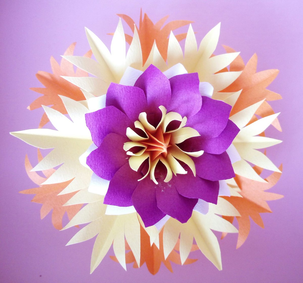 ローズりーな 花便り 単品創作花です 夜空に開く花火のようになってしまいました 色画用紙作品 花 工作 インテリア 折り紙