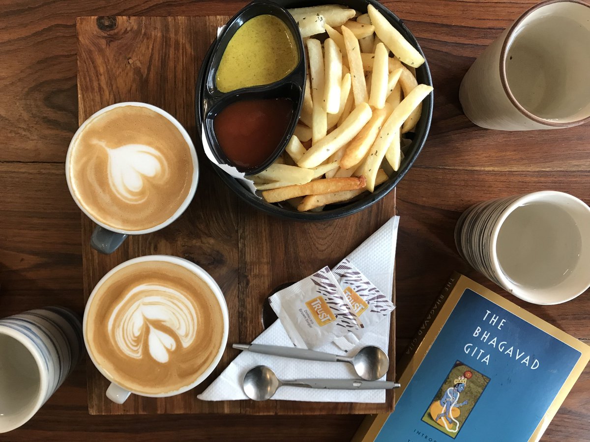 ebs_study's tweet photo. India and religion are closely knit together. What better way to get to know another culture than by reading scriptures thousands of years old. #bhagavadgita #studytime #religionandculture #coffeeandfries #wheninindia #ebstours #ebs #studyabroad #educationalbridgeservices https://t.co/j5rw2oufa9