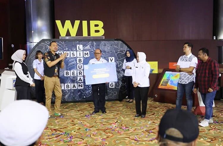 dwiko_rita's tweet image. Dalam rangka memperingati Hari Meteorologi Dunia yang ke 69, BMKG dikunjungi teman-teman dari Program Waktu Indonesia Bercanda yang tayang di @netmediatama .

Terima kasih pada tim @wib_net yang telah berkunjung ke BMKG. 

#infobmkg 
#netmediatama 
#waktuindonesiabercanda