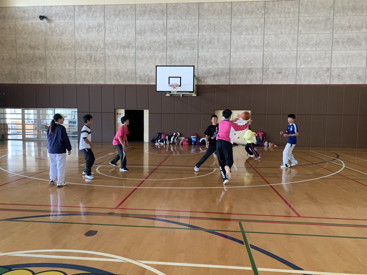 GSGUSoftTennis's tweet photo. 春合宿1日目が終了しました。
午前中は体育館で球技大会を行い、みんなで楽しく過ごしました。
午後からはテニスコートで練習を行いました。みんなで意見を出し合いながらハードな練習を���なすことができました。
あと2日間も頑張りましょう！！ https://t.co/nPPX0tiqJr