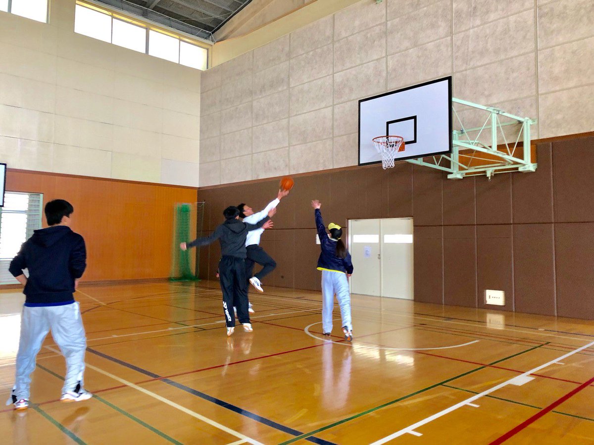 GSGUSoftTennis's tweet photo. 春合宿1日目が終了しました。
午前中は体育館で球技大会を行い、みんなで楽しく過ごしました。
午後からはテニスコートで練習を行いました。みんなで意見を出し合いながらハードな練習を���なすことができました。
あと2日間も頑張りましょう！！ https://t.co/nPPX0tiqJr