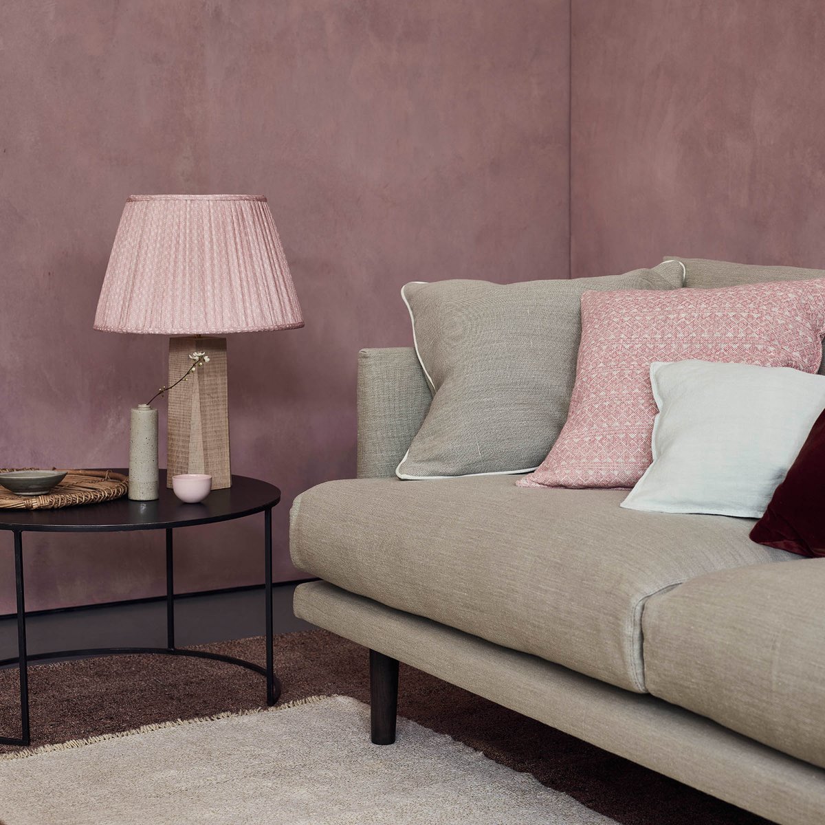 _LoveYourHome's tweet photo. A detail shot of the Ottilie Chaise Sofa upholstered in Pure Stain Resistant Linen 'Eucalyptus'.
#loveyourhome #pinkinteriors #linensofa
https://t.co/iakCNVqikA https://t.co/c0ipQYFIOs