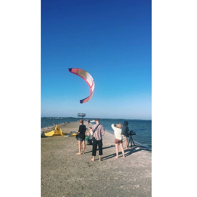 Stow_MTA's tweet photo. Stowarzyszenie w innym wydaniu - dokumentalnym 👀🌊🎬 Welcome to hel w reż. Aleksa Szamałka i Jakuba Rosłońca. Kolejna porcja fot.
#Document #Documentary #filmmaking #youngfilmmakers #hel #baltic #batlicsea #filmcrew #lastsummer #beach #kitesurfing #windsurfing #waves https://t.co/IQw7HoYz6n