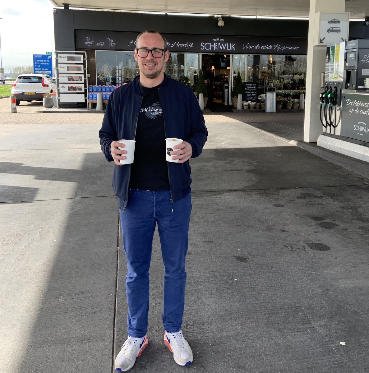 Onderweg naar Antwerpen met collegaatje Roel van Diepen: dan is stoppen bij <a href="/Scheiwijk/">Scheiwijk A27</a> - de koning der pompstations, de Lionel Messi onder de brandstofverschaffers - verplichte kost. Portugese gebakjes en appeltaart ingeslagen, want we gaan op bezoek bij Studio Luc Tuymans.