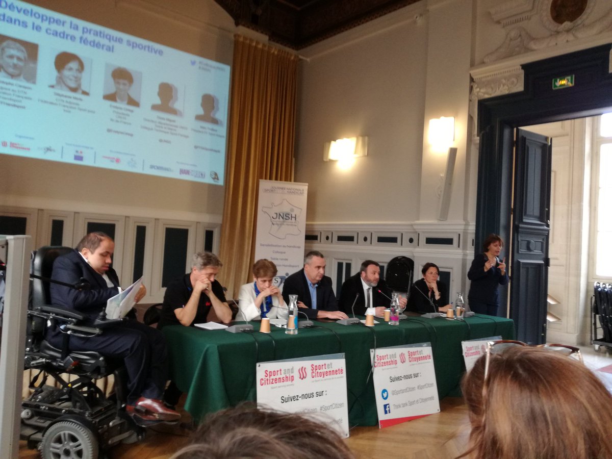 SportandCitizen's tweet photo. 🎙️Denis Miguet "Nous avons développé avec l'@unss les compétitions de sport partagé avec 2 élèves en situations de handicap et 2 élèves valides pour qu'ils apprennent les uns des autres" #ColloqueJNSH 🤝 https://t.co/3EltzesNMq