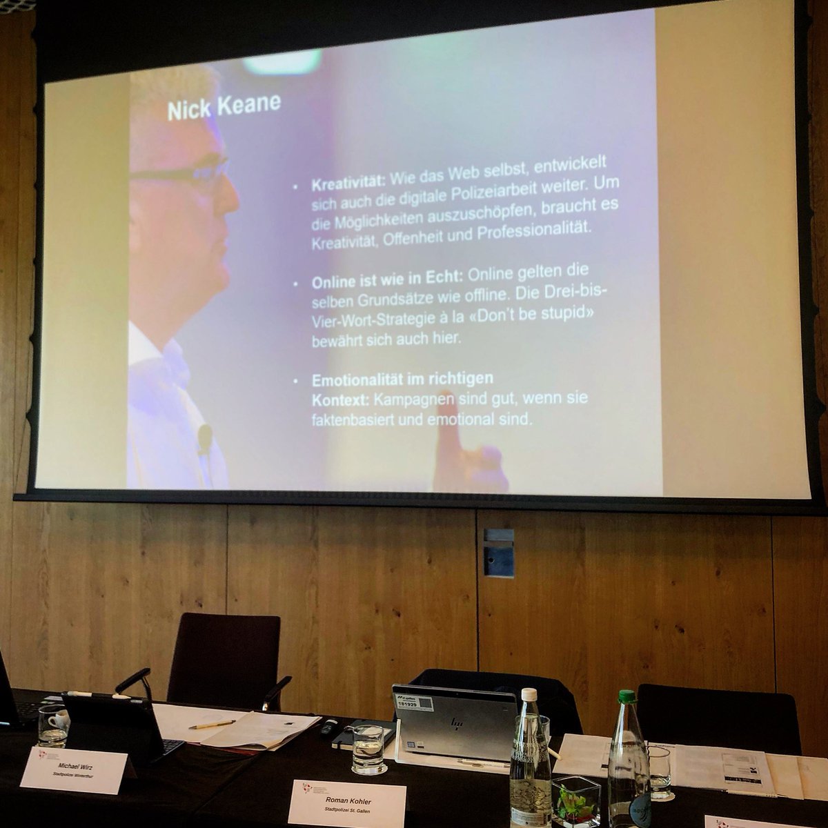 Zueri's tweet photo. Spannender Austausch mit #CommuityPolicing Polizisten aus der ganzen Schweiz im Rahmen des #SPI-Weiterbildungskurses #CP:
@nickkeane‘s kürzeste Strategie bringts auf den Punkt: „Don‘t be stupid“
#smgpj @RomanKohler https://t.co/R4kSYQsBmS