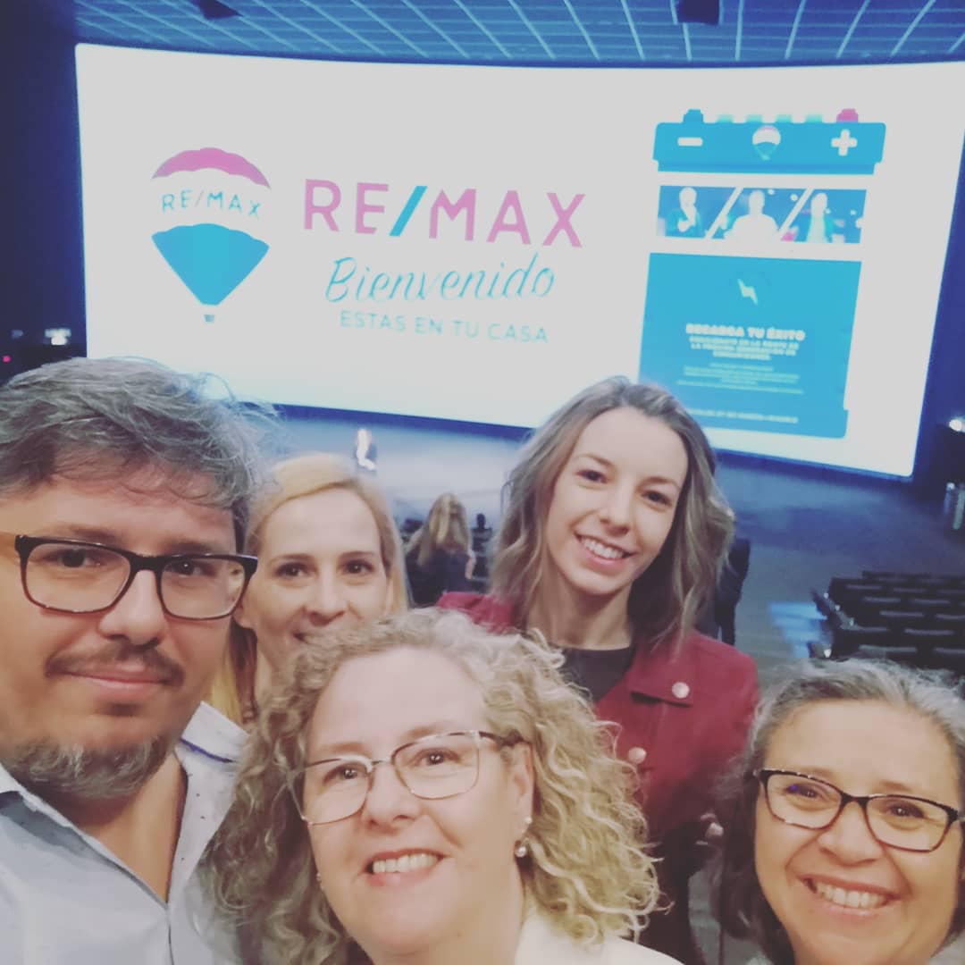 RemaxDistrito's tweet photo. Hoy nuestro equipo está en @Cines_Kinepolis con @REMAXESPANA en el evento #RecargaTuExito
Mola! https://t.co/472HBrf6ZV