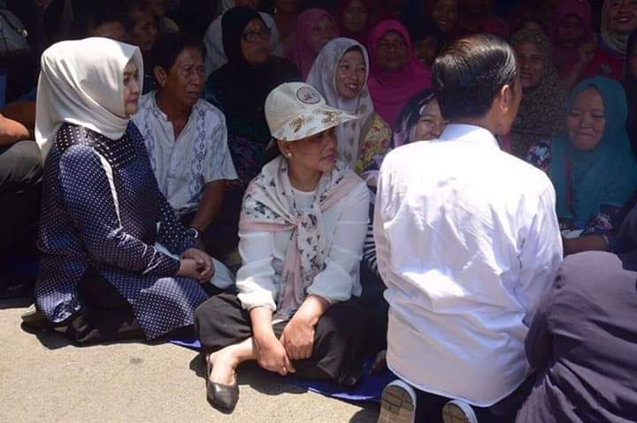 septria_yanto's tweet photo. Saya belum pernah lihat Ibu Negara kok mau lesehan berbaur sama rakyat seperti ini. Satu kata dari saya “terharu”, beliau pantas jadi ibu kita rakyat Indonesia. Apa persaan kalian melihat foto ini gaes? Satu kata aja + hestek #01RabuPutih https://t.co/eyRZva8VY6